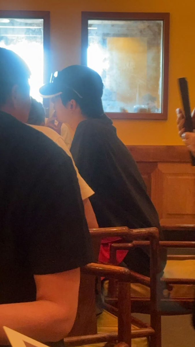 yangyang_tweets's tweet photo. Another netizen who was at the next table to him posted: https://t.co/FOSgZmh6hl