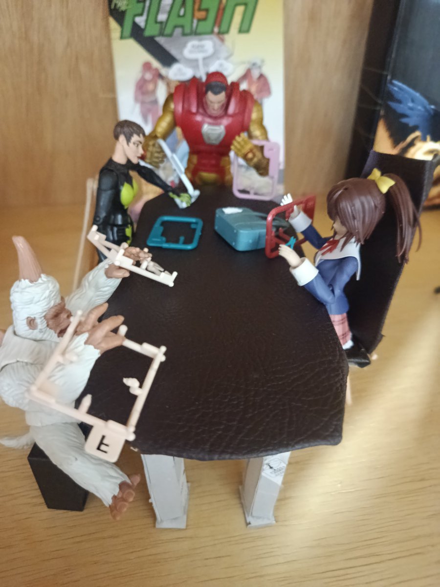 Inoji_Aznable's tweet photo. Lembro que um tempo atras tentei ser ARTÍSTICO e montar um cenário pras Action figures que não encaixam muito  na minha coleção e não fui muito longe, mas essa mesa pra eles montagem model kit foi meu magnum opus, vou mentir não https://t.co/DZ0ic4AlNm