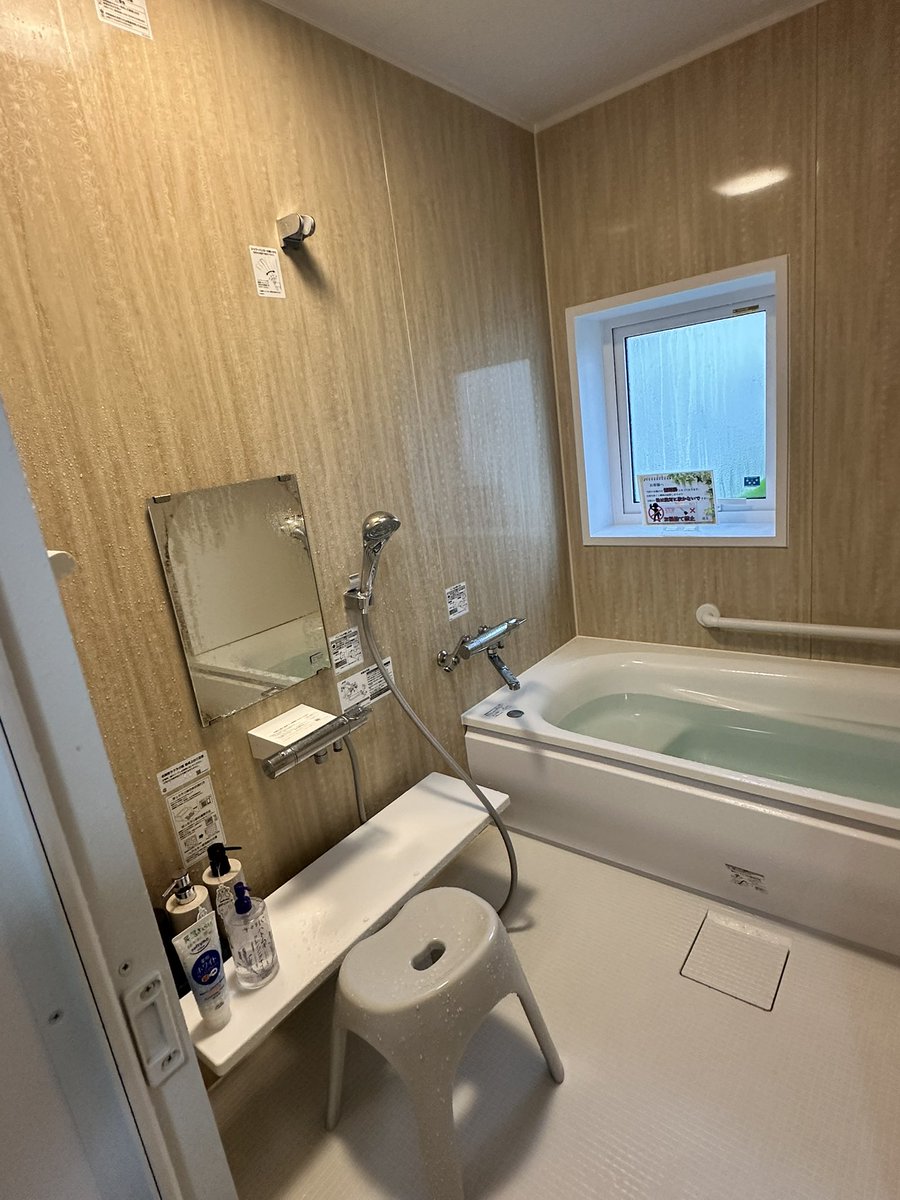sakutim's tweet photo. 洗面所と、女子の脱衣所とお風呂🛀
女子のお風呂は家庭用のお風呂🛀だから、順番に使うカンジ😊
シャンプー・ボディーソープ・洗顔・メイク落としはお風呂にあったよ😊
タオルは無いから注意‼️
私達は洗濯と乾燥機も利用したよ😊
洗濯洗剤とか売ってるから便利だった‼️😆

#函館 #民宿桜庭 #民宿 https://t.co/RwqR1V2dO8