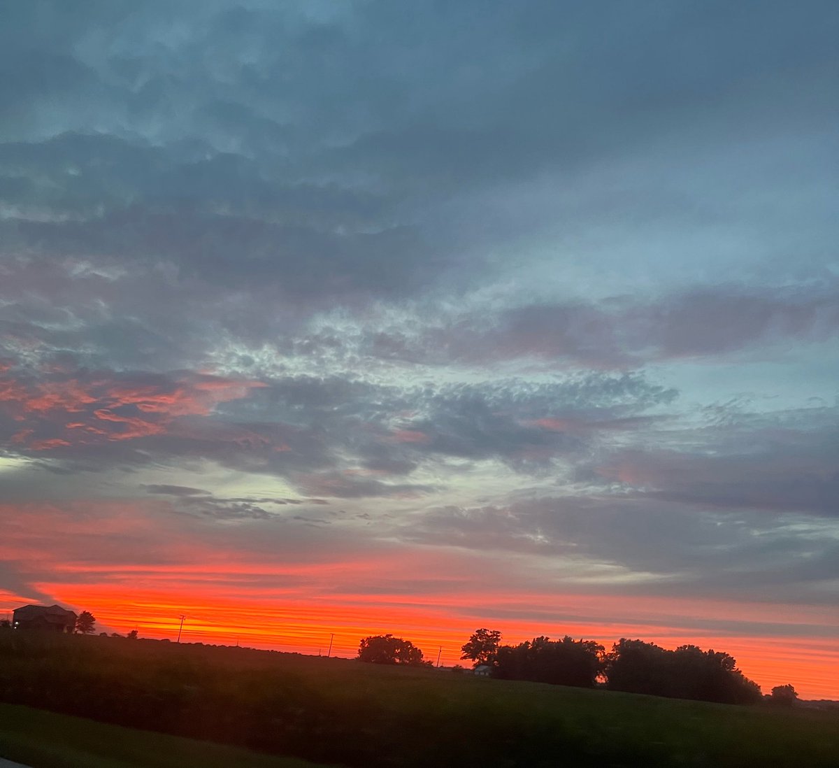 emotionalpilot's tweet photo. the sky looks like it will make you believe you are lovely https://t.co/YtFEw3aN9U
