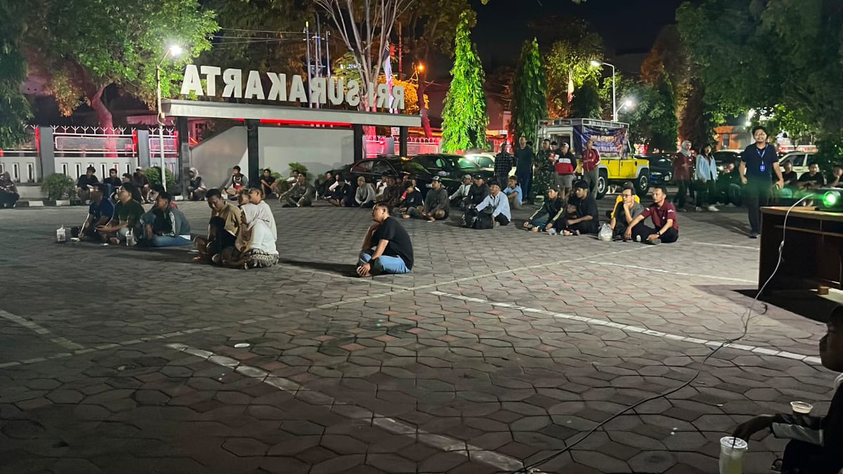 SiLoreng3's tweet photo. Kodim 0735/Surakarta menggelar kegiatan nonton bersama (Nobar) Kebangsaan pertandingan sepak bola Piala Dunia 2026 bersama warga masyarakat bertempat di LPP RRI Surakarta , Sabtu (11/07/2026). https://t.co/PSFZUKtcxF