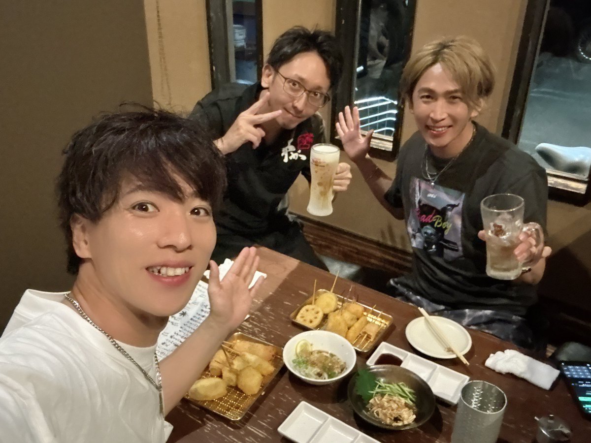 u_feeling's tweet photo. 【ROAD OF THE TEPPEN2宣伝活動📣】

『串カツかえで』さんに連れて行っていただいた🙇‍♂️美味しすぎて食べすぎちゃいました✨笑

Ukenさんの今の目標L-1！
7/15のコーラス参加の気合いが入った🔥

店長ゆうやさんとは古い付き合いみたいで、紹介していただいた✨

〒672-8035
兵庫県姫路市飾磨区中島608 https://t.co/SRselnuQOu