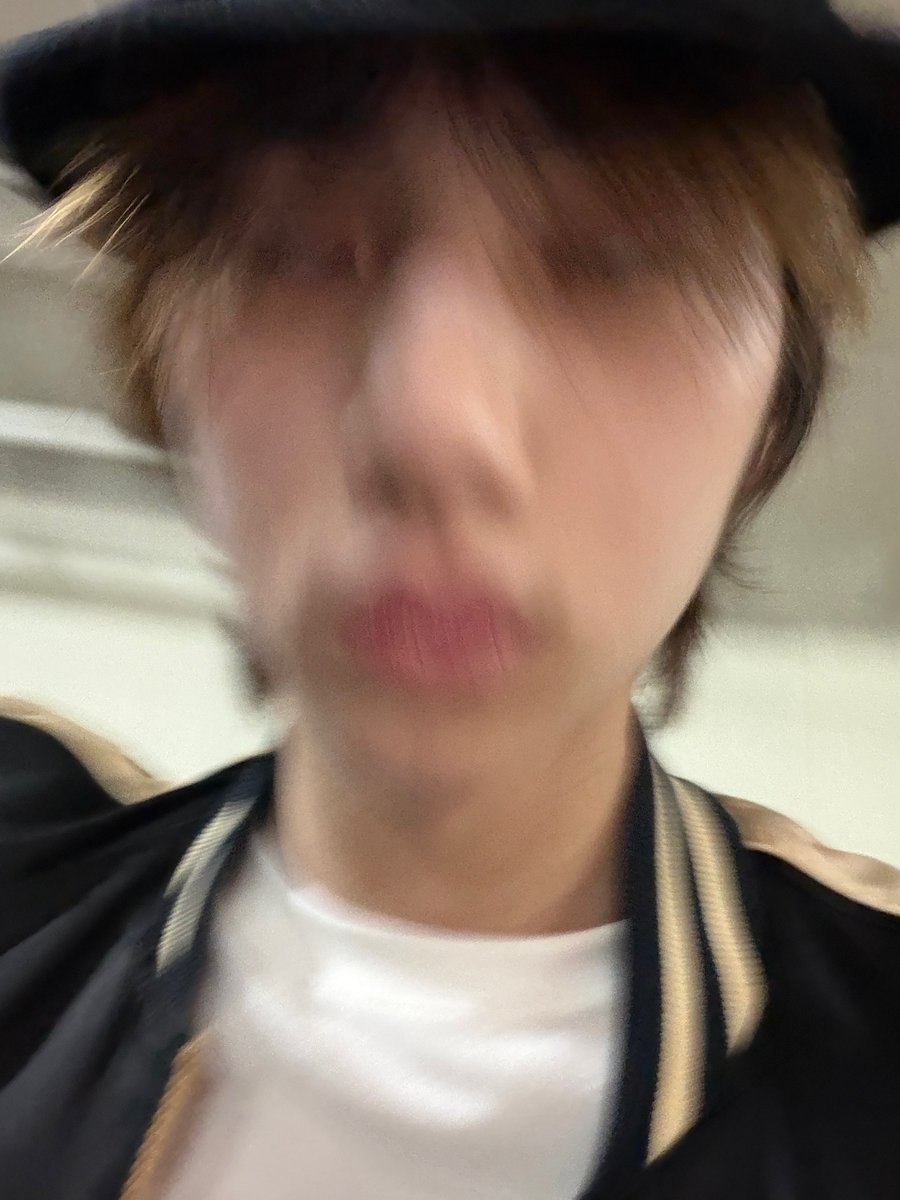 juhoonkinn's tweet photo. The hat has become my go-to fashion item lately https://t.co/KvHLzXo1r3