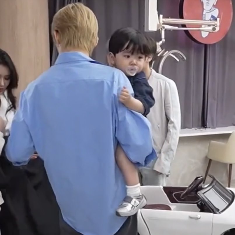 yeursputnik's tweet photo. yeonjun, gendong bayi pake satu tangan aja itu gak baik loh … buat kewarasan gue 😫 https://t.co/GGaBlfhoJI