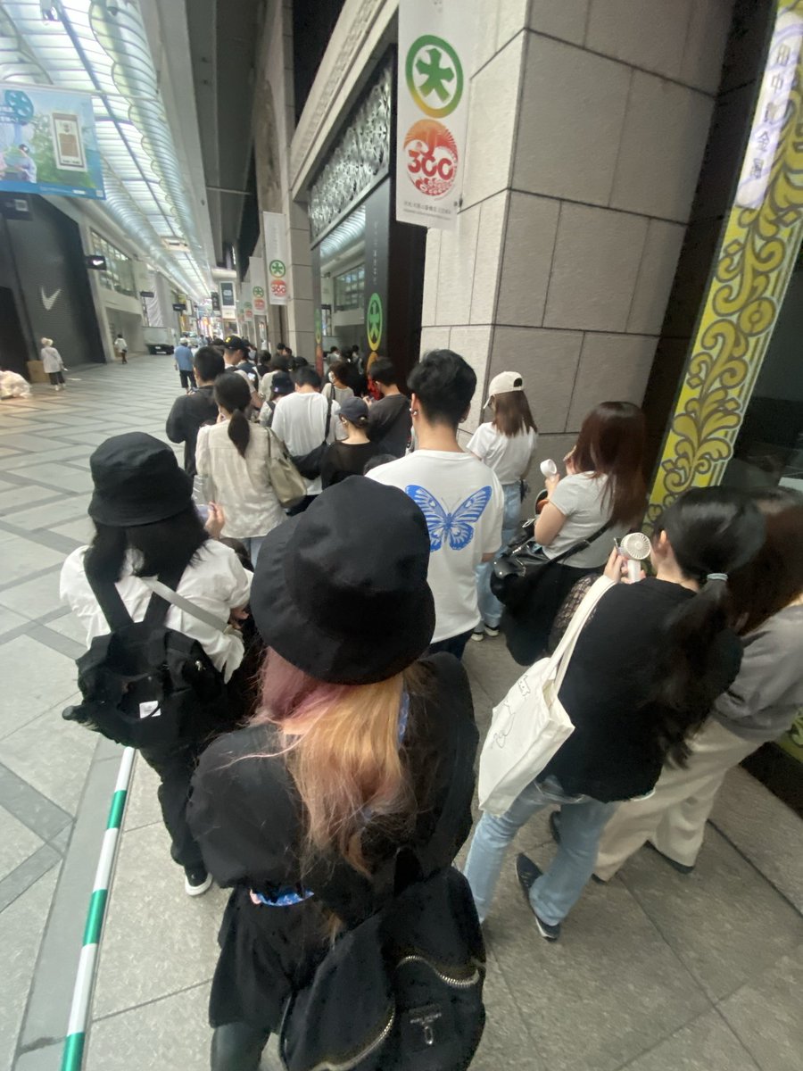 iyasukun's tweet photo. へんしんメタモンの整理券
朝7時配布なので早め(6:20)に来たらもうこんな感じ・・・
ミカルゲとゾロアだけ買いました。
あとクサイハナのfit少々・・・

そういや中国人のおばさん、友だちが前に並んでて横入りしたのバレて後ろへ並び直さされてた https://t.co/pgI82UrDHr
