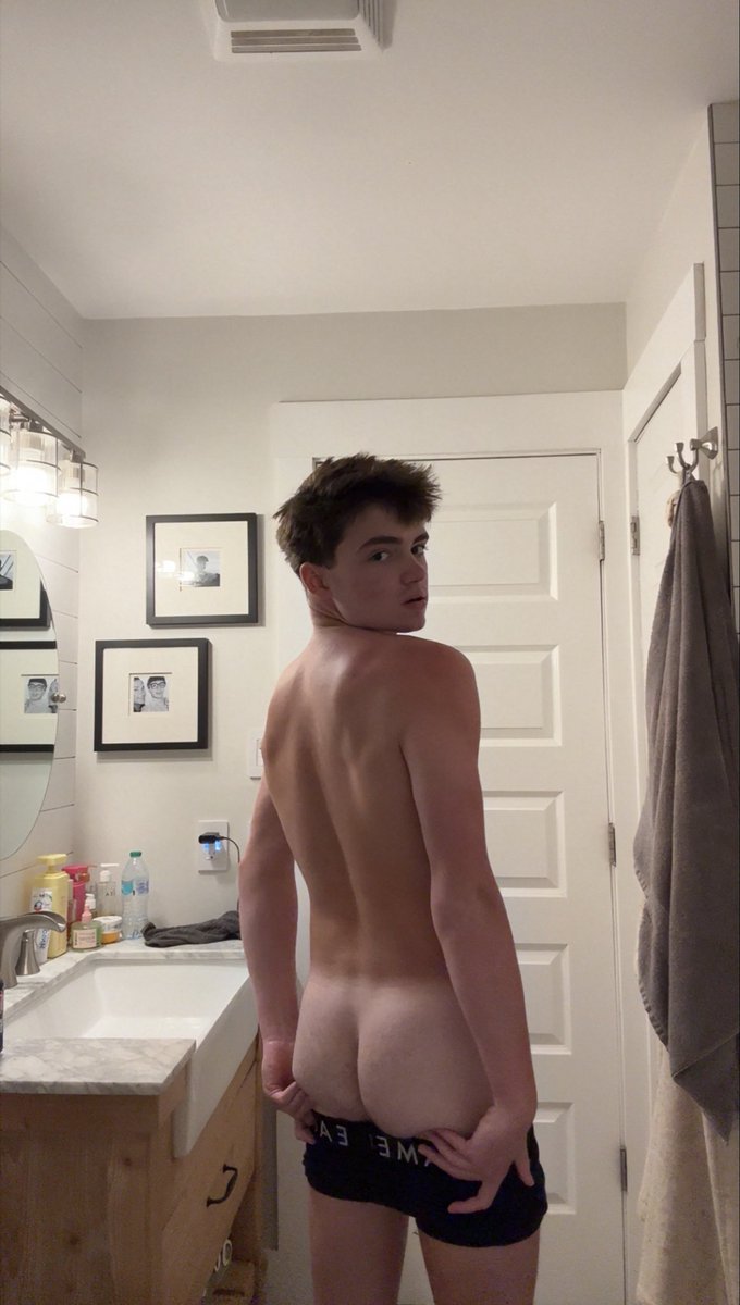 wldlux's tweet photo. A nice view from behind 🙈 https://t.co/vkZ0ymzzJu