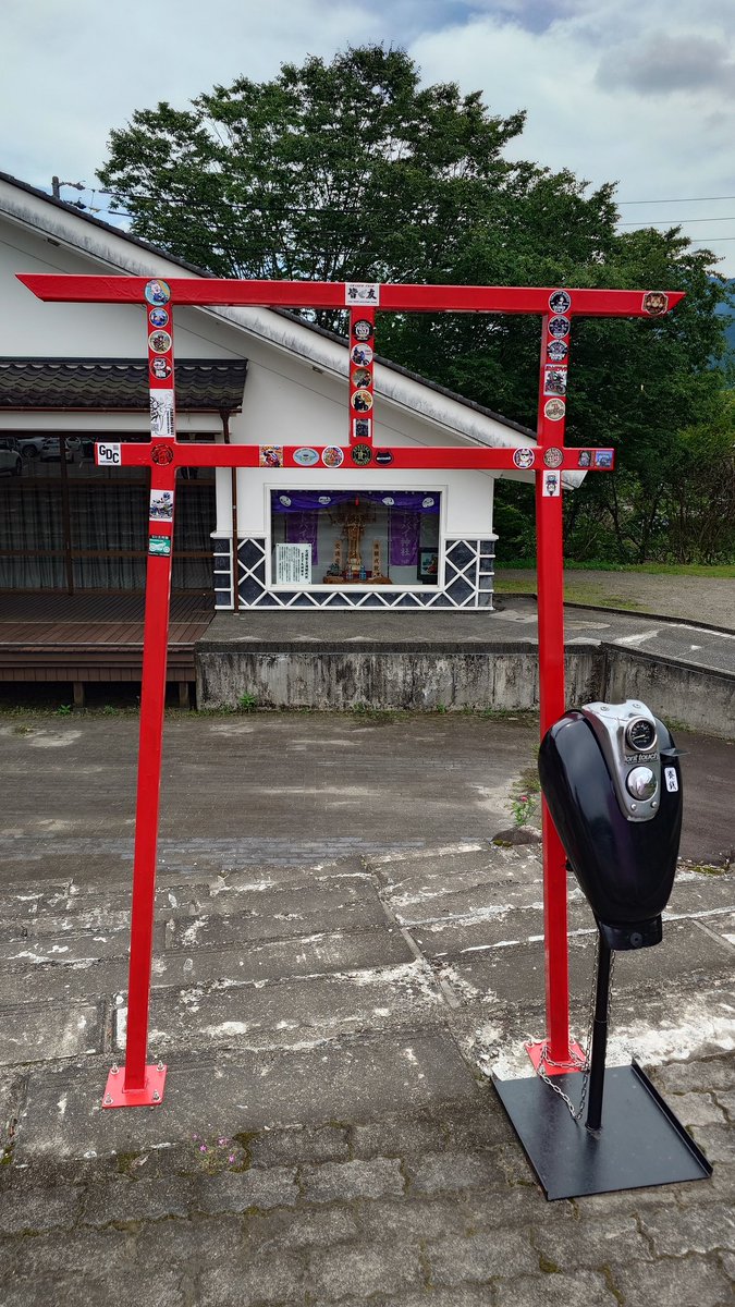 kicchom36's tweet photo. 道の駅明宝にバイク神社あったのですね。
知らんかったわ。
で、ベーコン売り切れ…
(╯°□°）╯︵ ┻━┻

パスカル清見でコンビニ飯だわ。 https://t.co/SnbIojyddy