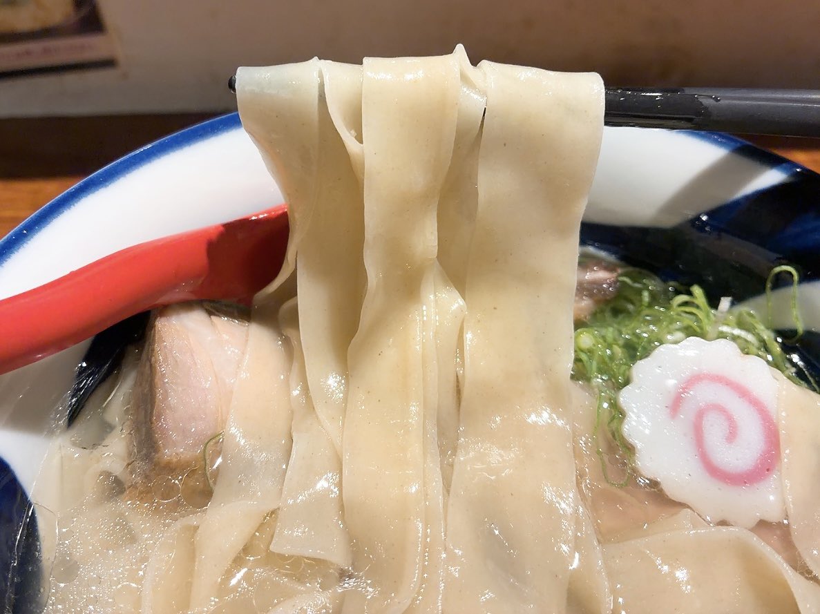 maveric4862's tweet photo. #仙台市 青葉区国分町にオープンした『#SLURPERZ(スラーパーズ)』で麺活🍜
オーダーは『#CLEAR塩らぁ麺(950円)』
ひもかわ麺？！幅広い平打ちの麺は、舌触り良く面積広いのでスープの持ち上げがすごい😁
スープは、旨味が強くとてもクリアな清湯スープ。
#仙台ラーメン #宮城ラーメン https://t.co/IB8nGPrxmP