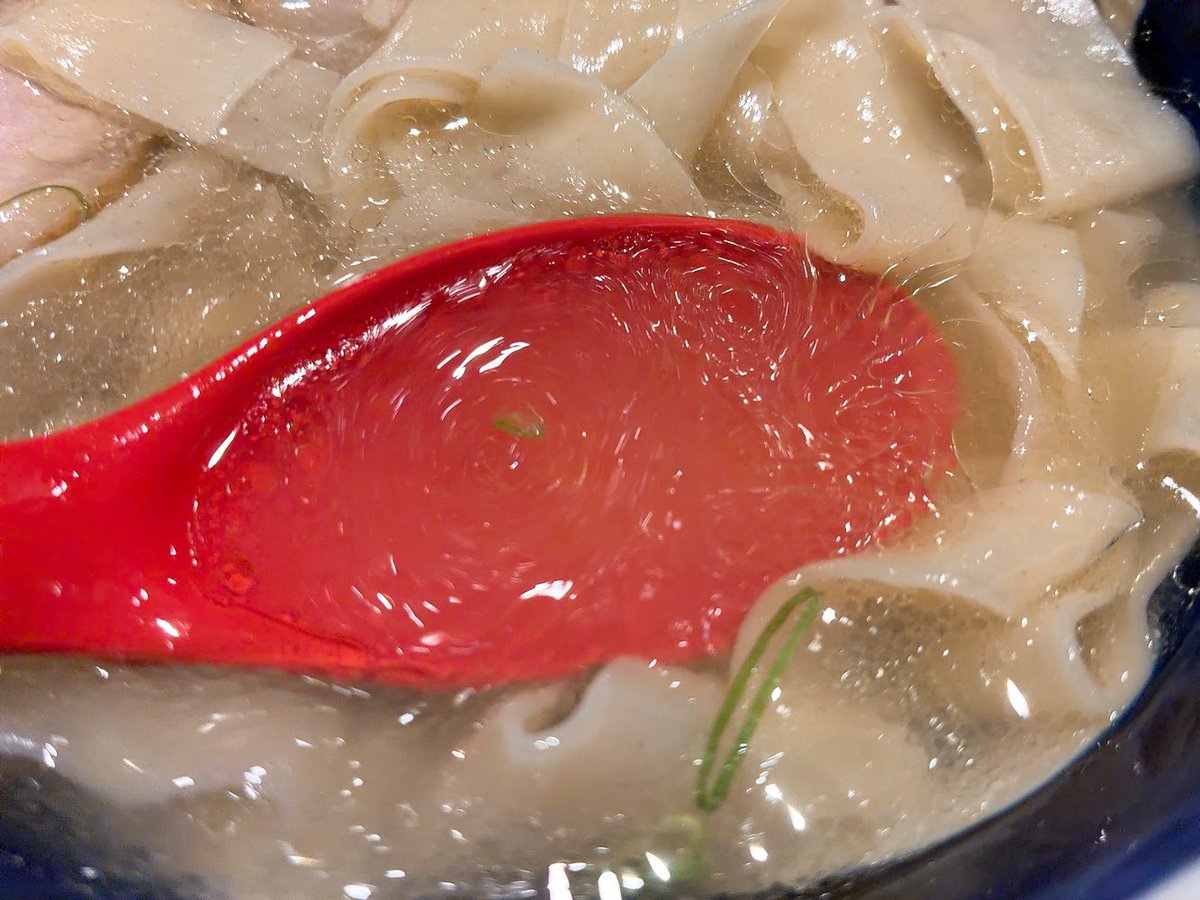 maveric4862's tweet photo. #仙台市 青葉区国分町にオープンした『#SLURPERZ(スラーパーズ)』で麺活🍜
オーダーは『#CLEAR塩らぁ麺(950円)』
ひもかわ麺？！幅広い平打ちの麺は、舌触り良く面積広いのでスープの持ち上げがすごい😁
スープは、旨味が強くとてもクリアな清湯スープ。
#仙台ラーメン #宮城ラーメン https://t.co/IB8nGPrxmP