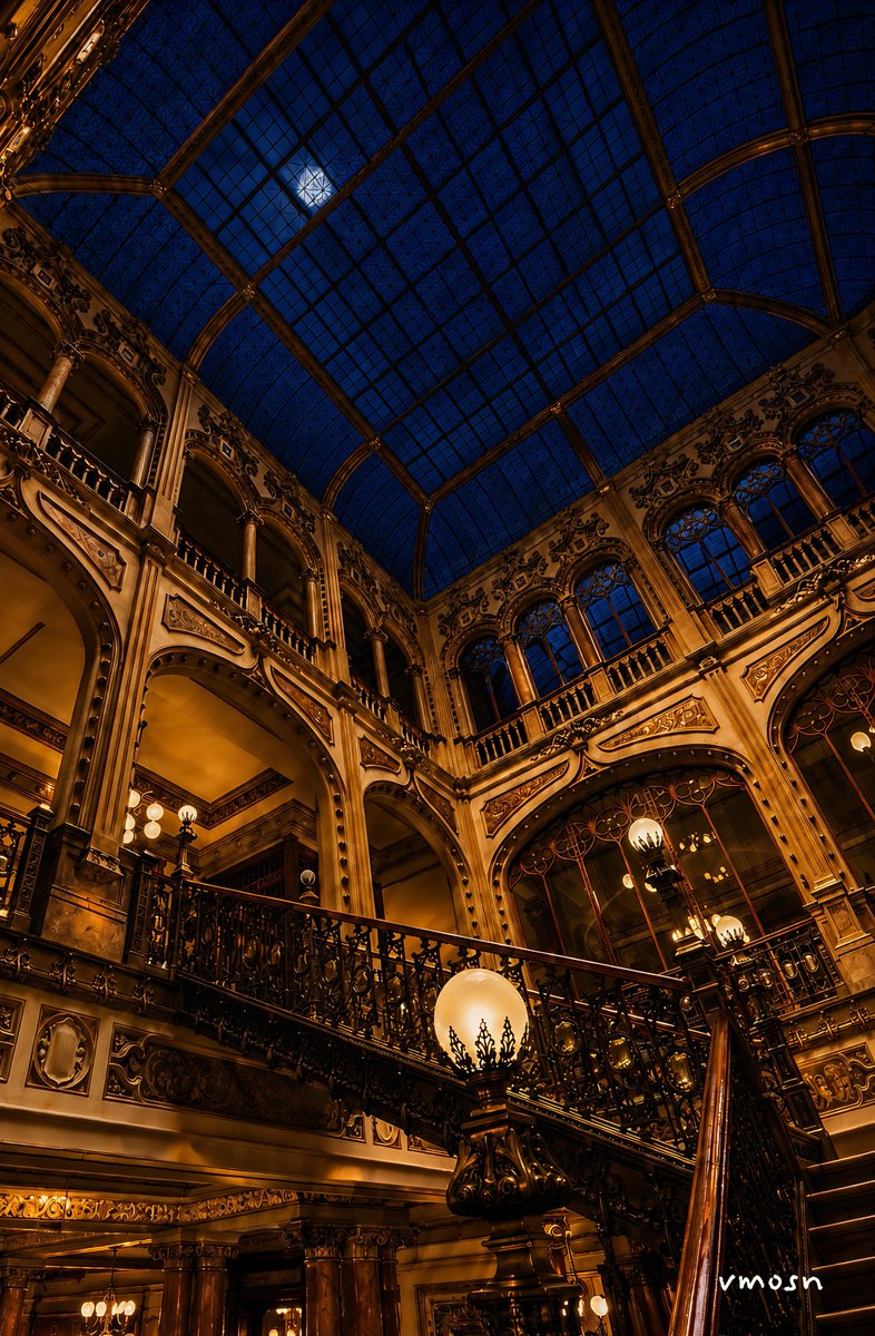 VMOSN's tweet photo. La belleza de este edificio, excesiva para la tarea que se le encomendó y, sin embargo, perfectamente explicable por ella, parece haber sido levantada no para custodiar sobres, sellos y direcciones, sino para contener, aunque fuera por unas horas, aquello que los seres humanos no pudieron decirse frente a frente, y así, entre estas paredes, bajo estas escaleras, detrás de estas ventanillas, debieron de pasar cientos de miles de historias, algunas destinadas a encontrar una mano, una mirada, una casa todavía habitada, y otras condenadas a extraviarse en un buzón, en una ciudad equivocada, en la muerte del destinatario o, peor aún, en su indiferencia, porque no hay pérdida más definitiva que la de unas palabras que llegan y no conmueven, y todas ellas, las recibidas y las ignoradas, las ardientes, las calculadas, las cobardes, las desesperadas, hablaban en el fondo de lo mismo: de la pasión, del poder, de la codicia, del miedo, del amor, de esa necesidad absurda y conmovedora de atravesar la distancia mediante signos trazados sobre una hoja, y por eso no puedo pensar en un destino más digno para las palabras, ni en una función más alta para un edificio, ni en una justificación más humana para la belleza.

Palacio de Correos de México.