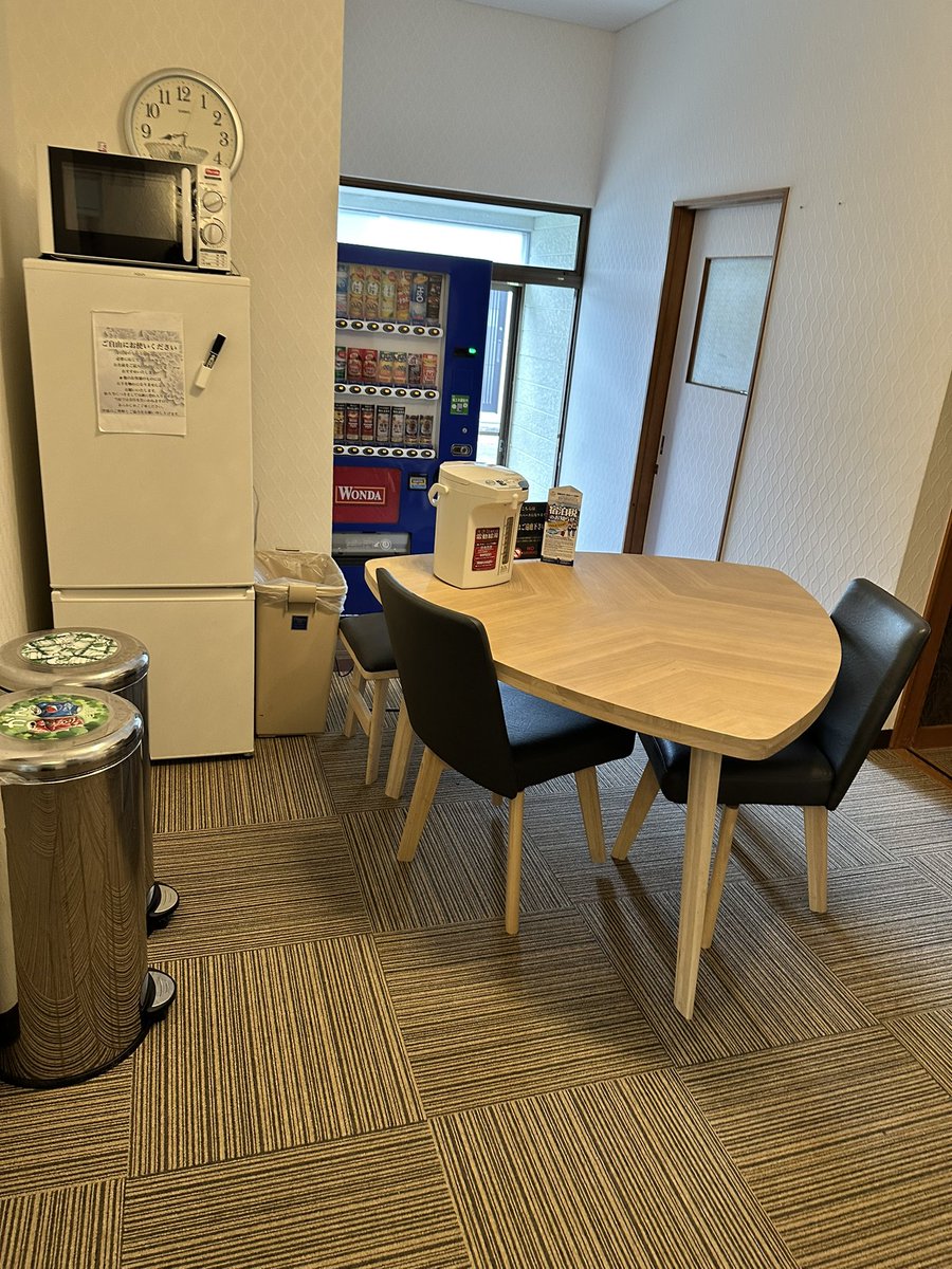 sakutim's tweet photo. 1日目の最後は喫煙ルームで大沼団子🍡のゴマを食べながら競馬予想🏇

飲み物は共同の冷蔵庫で冷やしておけるよ〜。
和室はテーブル貸出用もあるし、浴衣もあるよ。
自動販売機もあるよ〜。
ちなみに、コンビニまでは徒歩10分くらい。

#函館 #民宿桜庭 #民宿 https://t.co/BOe7XDCKID