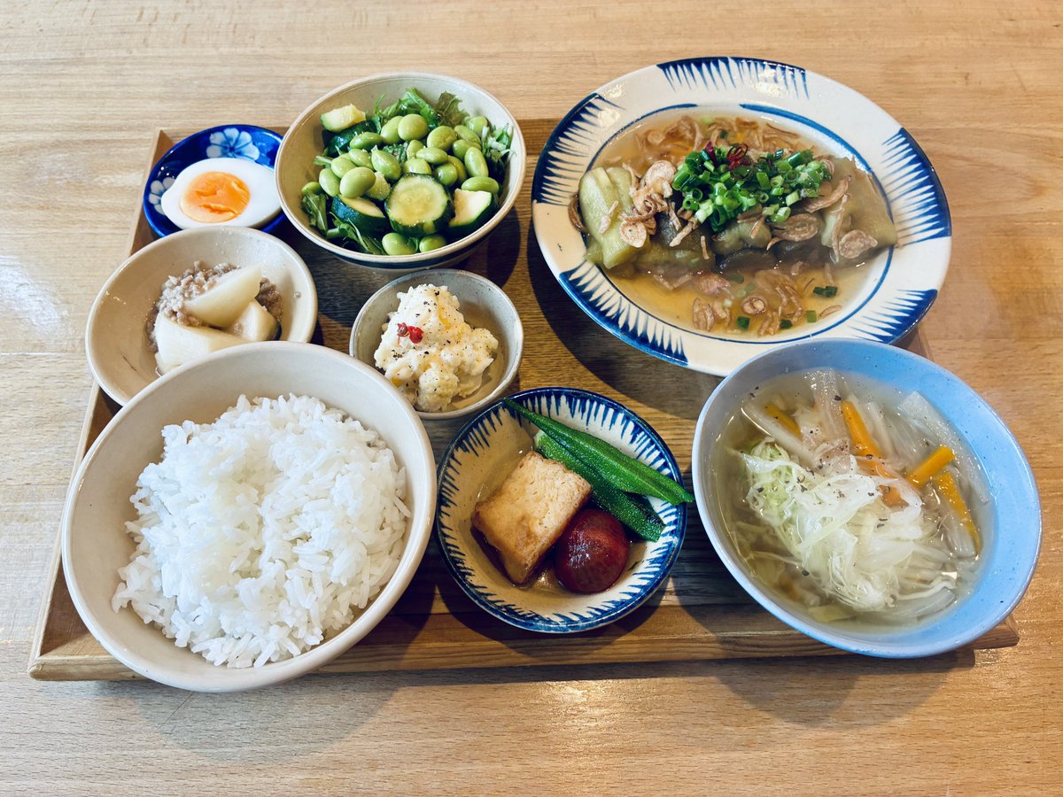 superblues___'s tweet photo. ノムカフェで野菜補給
ブンティットヌンを頼むことが多いけど、たまに登場する焼き茄子の葱油のせ定食も好きᥫᩣ·͜·ᰔᩚ https://t.co/wtgoqdgWHS