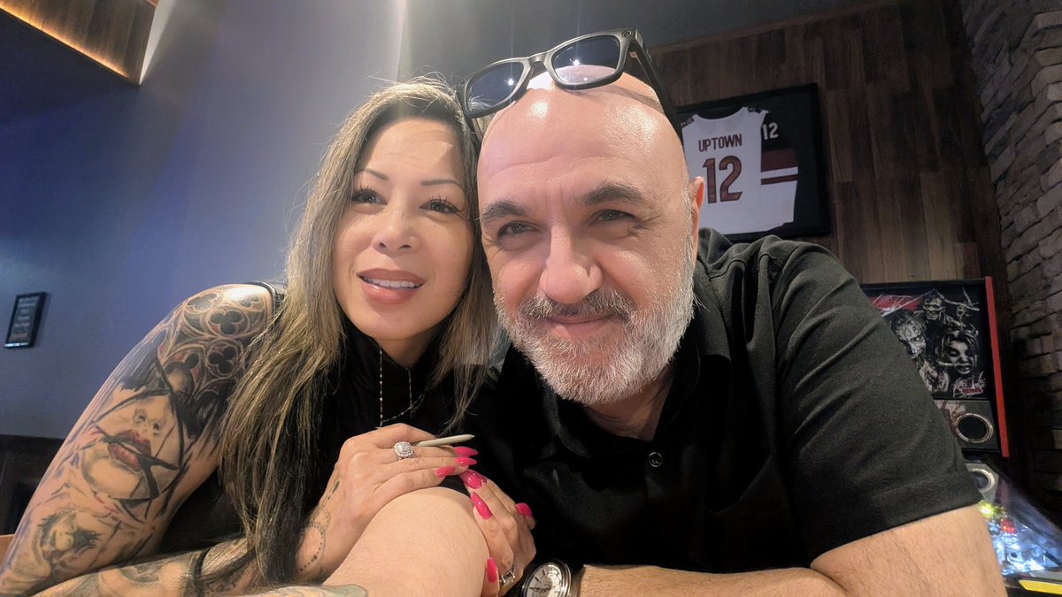 OriginalRigger's tweet photo. Dinner and drinks after  tonight's #LiveBondageShow -  gorgeous @SexyAsianaStarr on the rotating disk, strapped, clamped, vibed, blindfolded, and silenced by @AllAboutGAG's black muzzle ballgag with PVC straps! @ClubAsianaFans
https://t.co/OMHGE5MAP3 https://t.co/oRcSdV1dJn