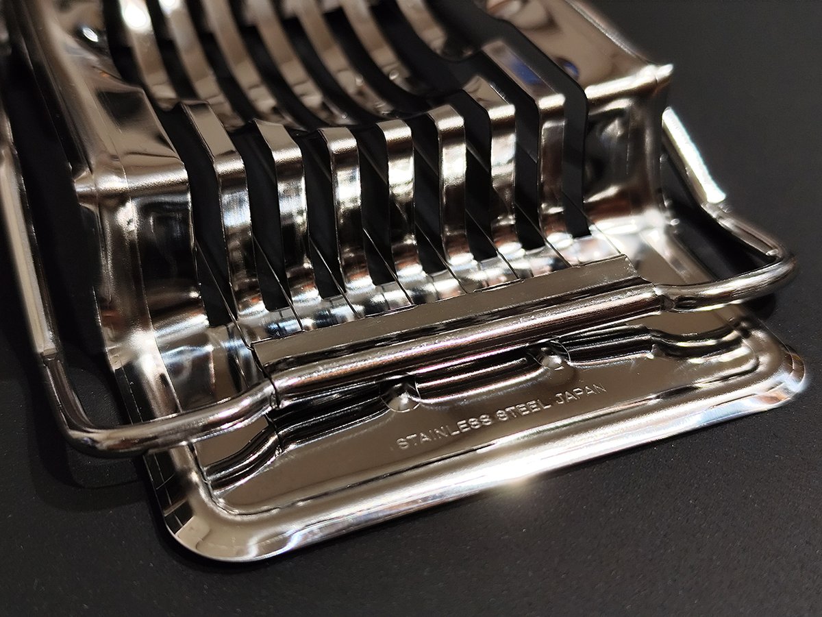 horinchi's tweet photo. キッチンにある道具を音源にしてしまった。
オールステンレス、日本製のエッグスライサー。
エスニックな雰囲気漂う撥弦楽器のような不思議な音色です。

使用楽曲：
たのしい笛 (かるがも行進局) / とびぃ
 
配布先：
https://t.co/NEjcvQplzZ https://t.co/M7YrFmovds