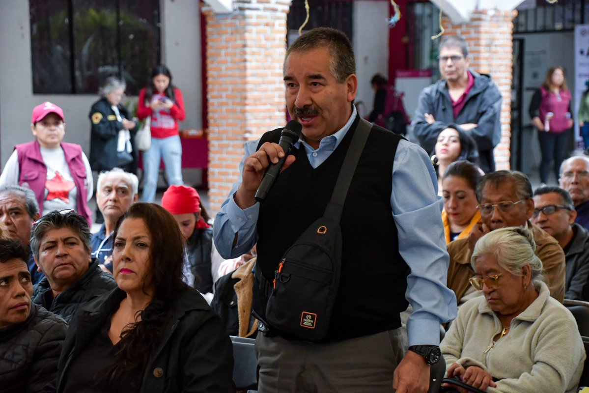 ALEIDAALAVEZ's tweet photo. En nuestro primer encuentro con  COPACOS, hoy con los de la Territorial Tezonco, intercambiamos propuestas para mejorar la vida de nuestras vecinas y vecinos.

En un ejercicio de rendición de cuentas y comunicación directa, compartimos los avances que estamos logrando en la Alcaldía, entre ellos:
• Invertimos 17 veces más en sustitución de drenaje y construcción de pozos de absorción; 
•Desazolvamos más de 370 mil metros lineales de la red de drenaje;
• ⁠Repavimentamos más de 150 mil m2; 
• Construimos e inauguramos 20 lecherías y tiendas del Bienestar; y
• ⁠Contamos con 25 espacios del Bienestar, entre muchas otras acciones. 
Soy una convencida de que ejercicios como éste fortalecen nuestra democracia y mejoran el ejercicio de gobierno.
