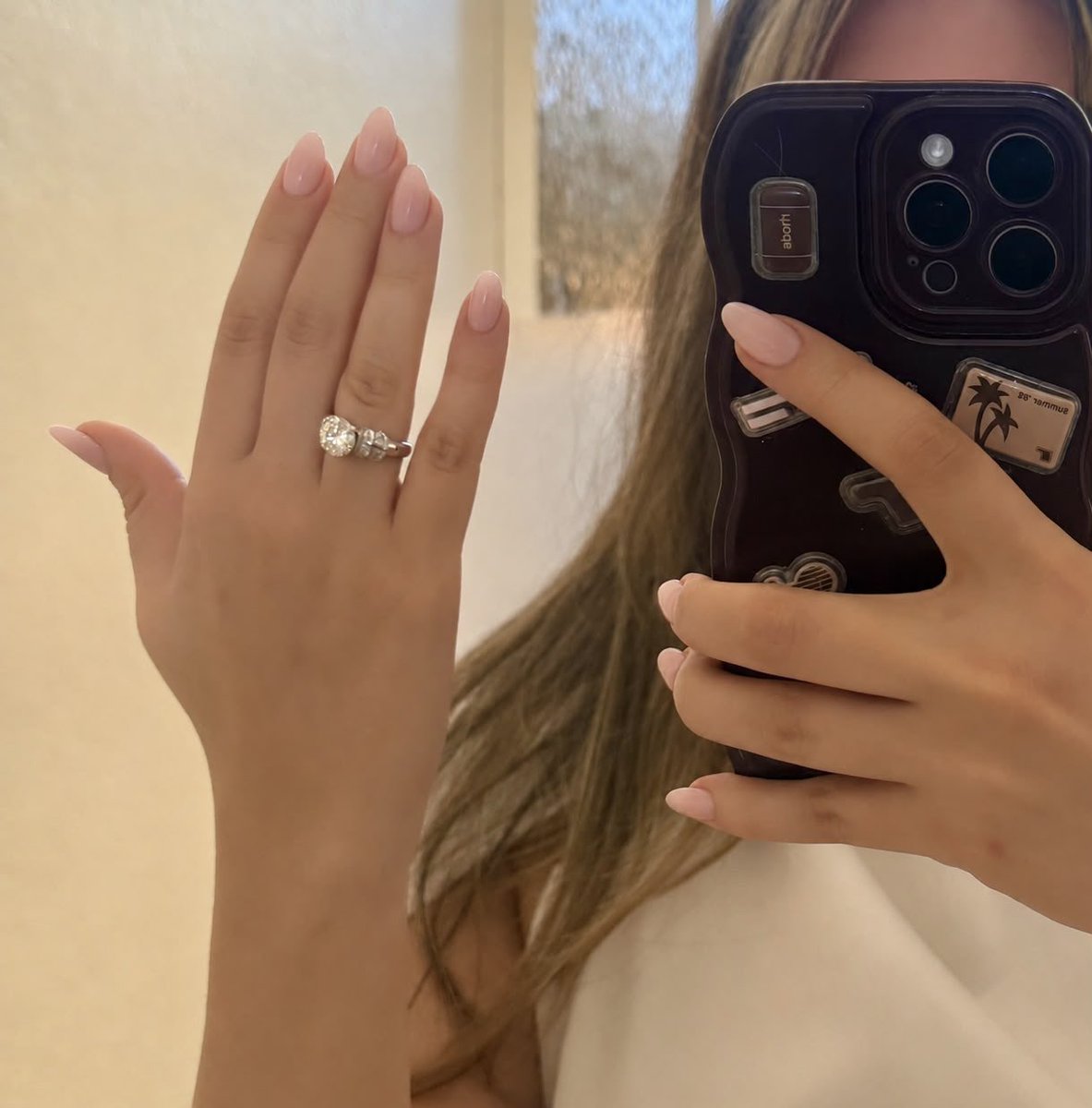 LaReporteraDani's tweet photo. Publico…

 Le dieron anillo a su reportera favorita!💍✨ https://t.co/52A33AtS2I