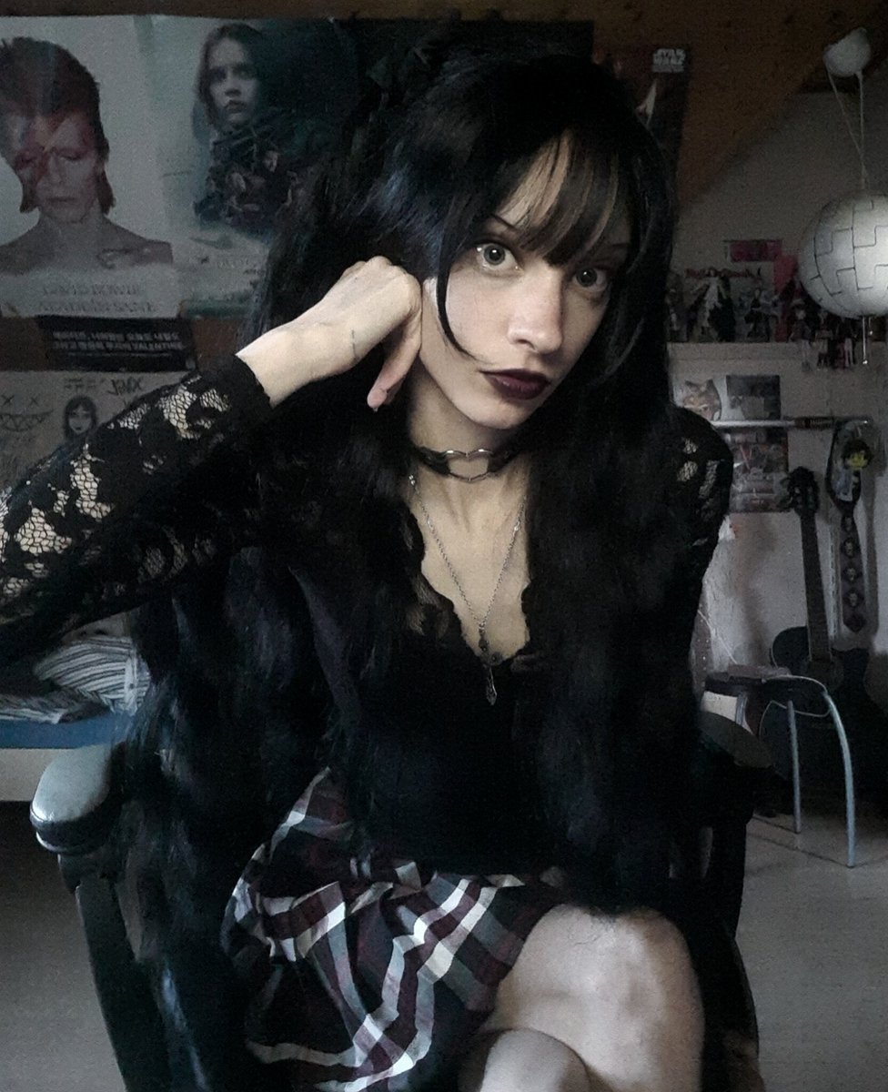 jinxednana's tweet photo. goth mikasa cosplay hihi #aot https://t.co/mZxYyKnPlF