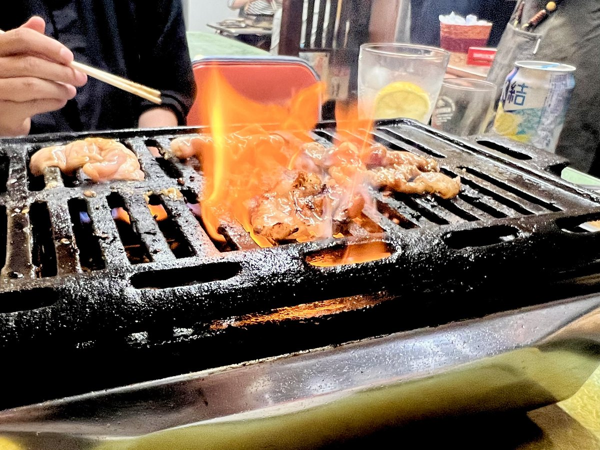 tolagen's tweet photo. 名古屋市大日町の杉へ。栄生駅近く。名古屋の友人の案内で。創業50年越え。いつもはお母さまひとりで切り盛り。この日はお姉さまも手伝いで。開店から30分の訪問でギリギリ座れてすぐに満席に。キムチは辛さ旨み酸味がバランスよくとても好み。炎と煙と肉。最高。 https://t.co/d1BBUW6dfc