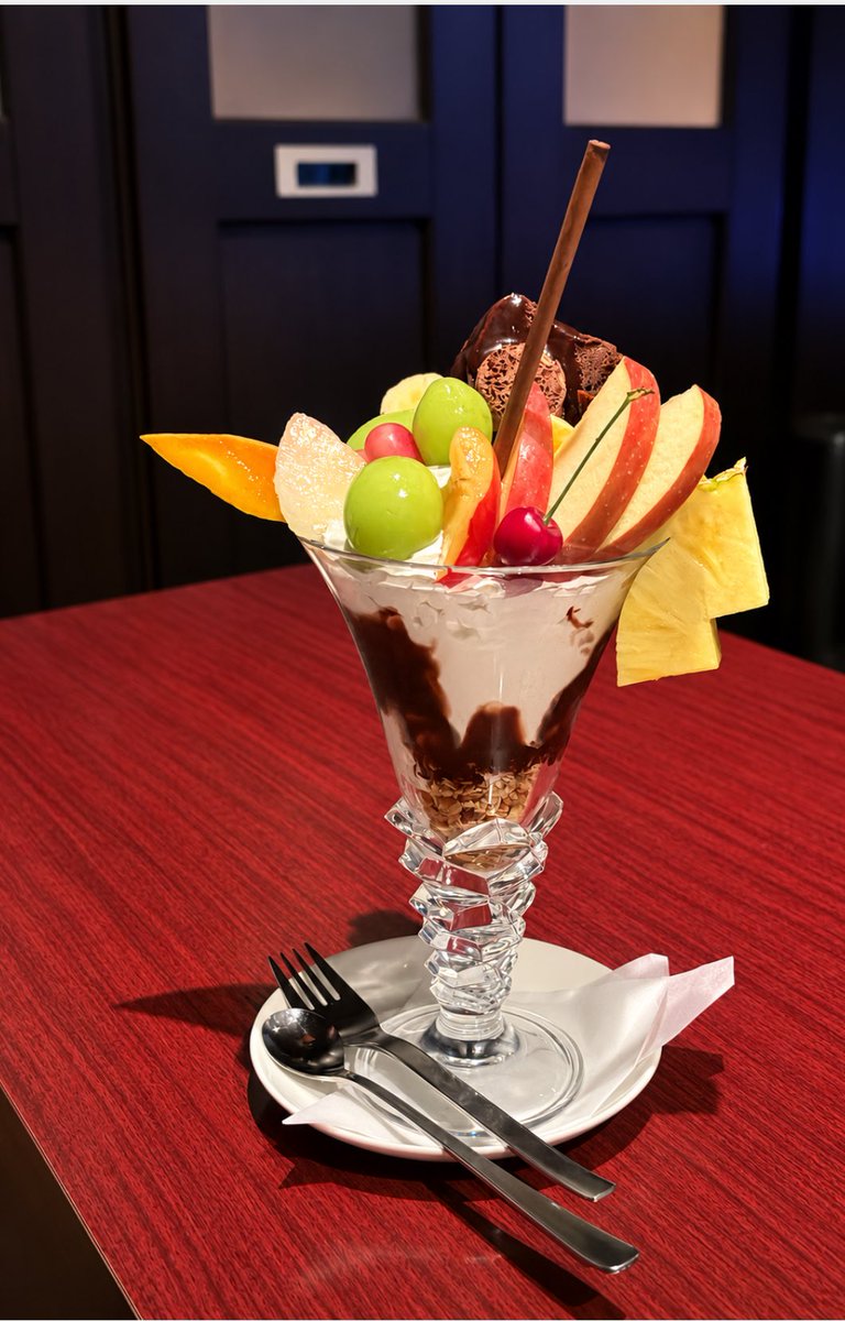 宮崎寄り道スポット㊴】 宮崎市高松町にあります「GEM'SBAR」のパフェ