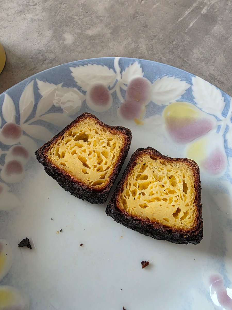 R3T06CA's tweet photo. 自分で焼いたカヌレ初めて半分に切ってみたけど、かなり綺麗に"す"が入ってる気がする https://t.co/SpdTWTLkAK