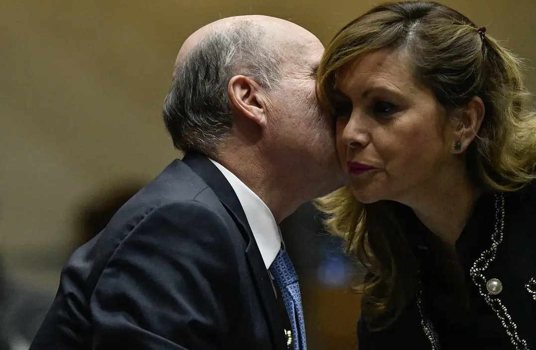 cleporati's tweet photo. Imágenes que comunican y, connotan.
Quiróz conversado al oído con la senadora PPD, Loreto Carvajal, en el hemiciclo del Senado previo al anuncio por acuerdo sobre invariabilidad tributaria, pilar del proyecto "megarreforma".

Foto: Oscar Krampus https://t.co/Qn9hw0bNDo
