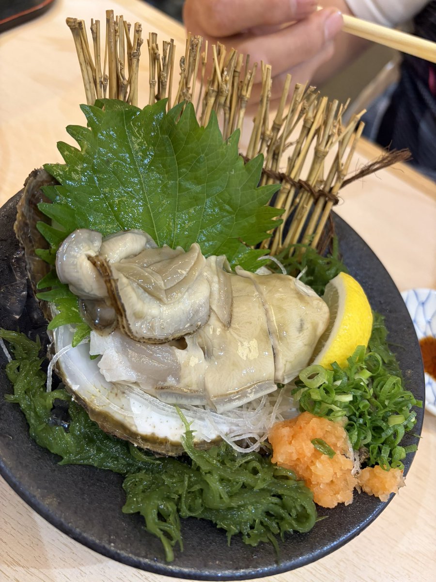 RiDiCho's tweet photo. 岩牡蠣初めて食べた https://t.co/HaM2qzXV2H