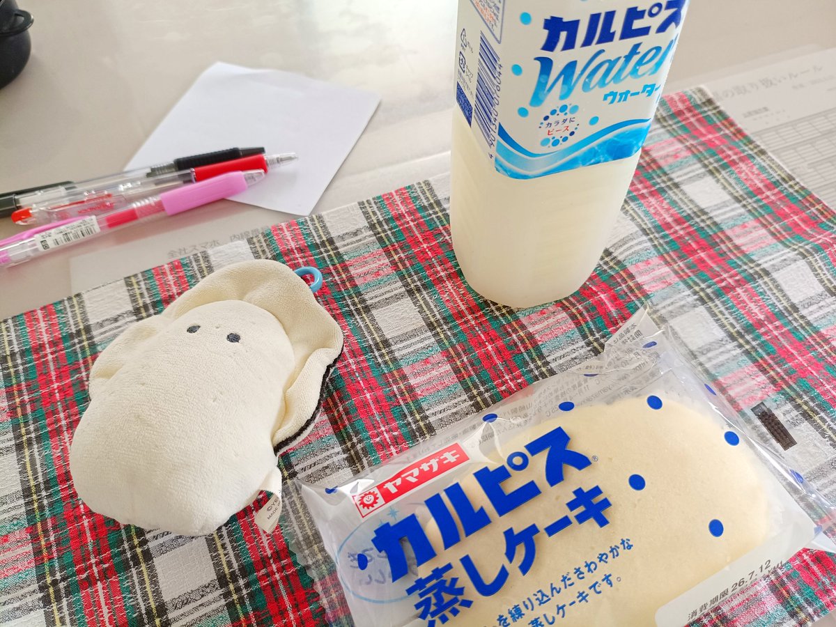 _i_sui95705's tweet photo. 今日はひとり出勤なのでかきちゃんとお昼ごはん
ｺﾞｺﾞﾓｶﾞﾝﾊﾞﾙﾖｰ(>_<) https://t.co/p60hpa1ooC