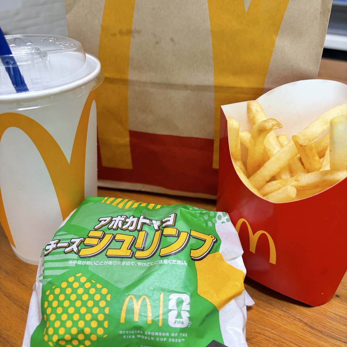 a__ko_IN's tweet photo. 今日のお昼は久しぶりのマック🍔🍟♡
ポテトってもっと山盛りに入ってなかったっけ？🙄 https://t.co/Jy7VznuQwP