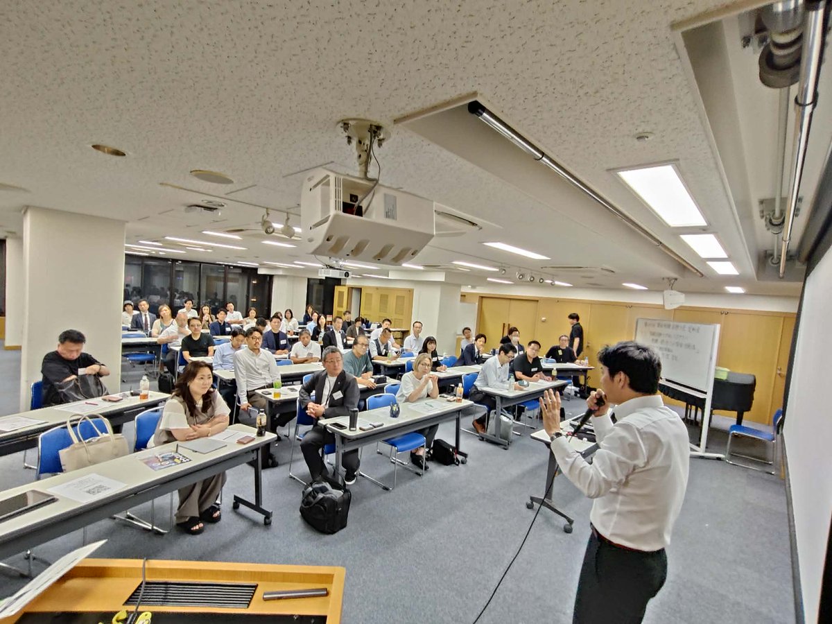 umewh's tweet photo. 先日、第107回関西相続診断士会定例会にて、講師として登壇させていただきました。

テーマは
「相続診断士が知っておきたい 相続・終活での探偵活用法」

相続や終活の分野で探偵が関わる場面は少ないと思われがちですが、実際の現場では、

・相続人の所在調査
・生き別れた親族の確認
・囲い込みや後妻業の実態確認
・認知されていない相続人の存在確認
・高齢者を巡るトラブルの実態把握

など、法律や士業だけでは解決が難しいケースも少なくありません。

今回は実際の相談事例を交えながら、「探偵がどのように相続・終活の現場で役立てるのか」をお話しさせていただきました。

また、講演後には調査機材のデモンストレーションも実施。
多くの診断士の方に興味を持っていただき、活発な質疑応答の時間となりました。

探偵は浮気調査だけではありません。

「真実を確認すること」が必要な場面では、相続・終活分野においても大きな力になれると改めて感じました。

貴重な機会をいただいた関西相続診断士会の皆様、ご参加いただいた先生方に心より感謝申し上げます。

#相続診断士
#相続
#終活
#探偵
#MJリサーチ
#人探し
#相続人調査
#身元調査
#若梅秀孝
#セミナー講師
#関西相続診断士会
