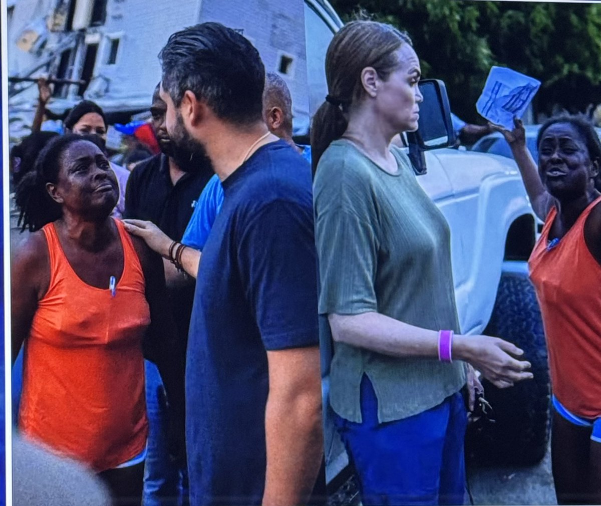 freddyzur's tweet photo. "Yo no perdí una cocina, yo perdí una hija". El grito de Damelys Díaz desnuda la verdadera cara del poder: un "no lo sé, soy economista" ante un edificio desplomado. Así enfrentan la realidad quienes, desde su burbuja, ignoran que su irresponsabilidad dejó luto y ruinas en La Guaira.