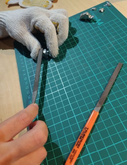 otaka_ss_mold's tweet photo. 国産がトレンドのようですが
でも実際、そもそも日本には多くの工場がありそれぞれ職人さんが汗を流してくれてるんですよね

金型で鋳造もそう簡単ではなく、試作での調整
製品も小さいと機械化できず一つ一つ手作業

特に子供が扱う玩具は気を使います

来週ビッグサイトで
#博物ふぇす
出展します！ https://t.co/CPJflq4VVQ