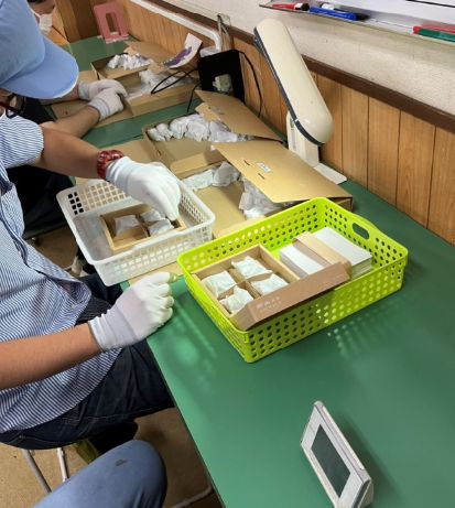 otaka_ss_mold's tweet photo. 国産がトレンドのようですが
でも実際、そもそも日本には多くの工場がありそれぞれ職人さんが汗を流してくれてるんですよね

金型で鋳造もそう簡単ではなく、試作での調整
製品も小さいと機械化できず一つ一つ手作業

特に子供が扱う玩具は気を使います

来週ビッグサイトで
#博物ふぇす
出展します！ https://t.co/CPJflq4VVQ