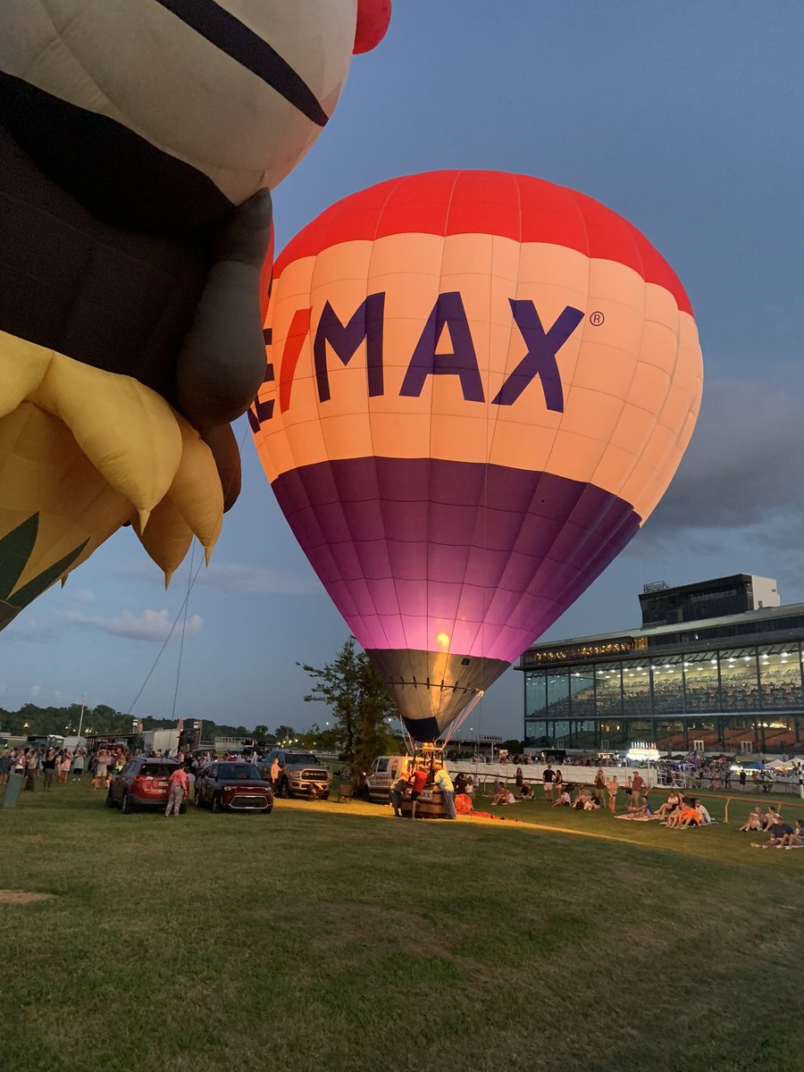 Old World Balloonery tweet media