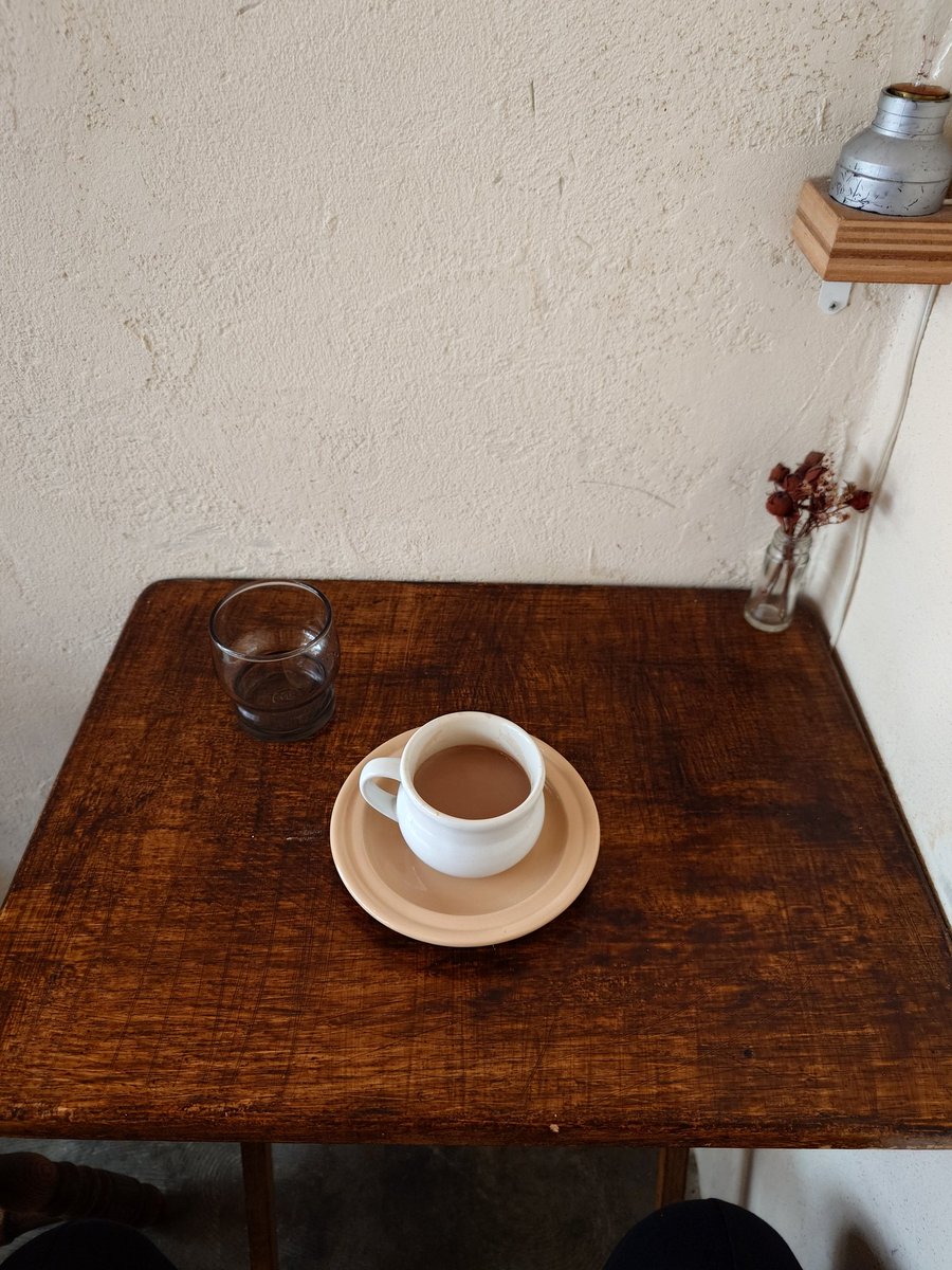 mopper27af's tweet photo. たまに行く喫茶店に入ったんだが、客が一人もいないのに一番狭い席を指定された…今回2回目…
別な席に座ろうとすると断られるし…
他の客が来たら、椅子席かソファー席か選ばせるし…
目の前が壁で店員の顔も見えないし、私は店員さんに嫌われてるのかな…
美味しいのに残念… https://t.co/eoIKPUNivY