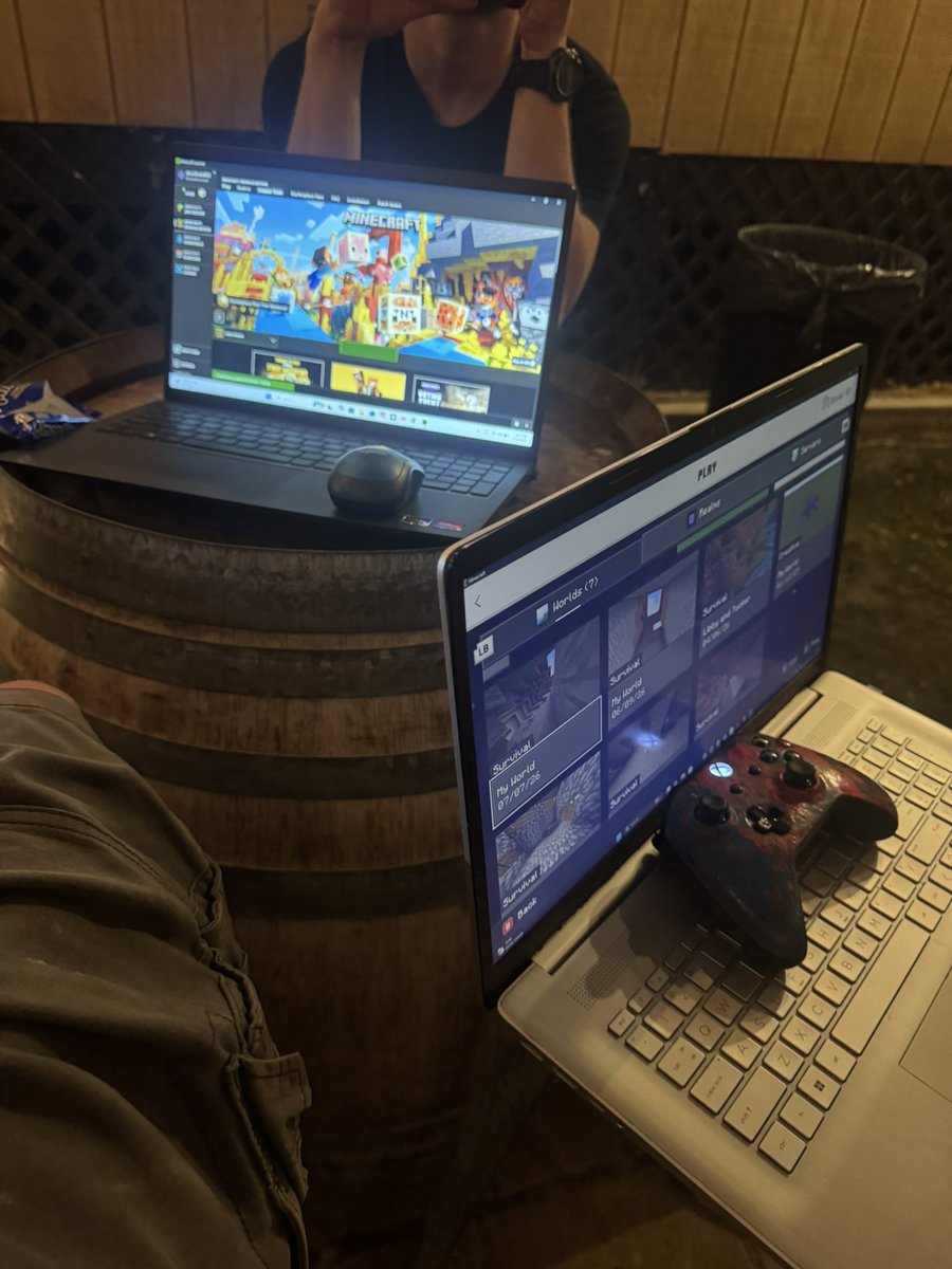 minecraft at the bar https://t.co/NFgPRBVbQO
