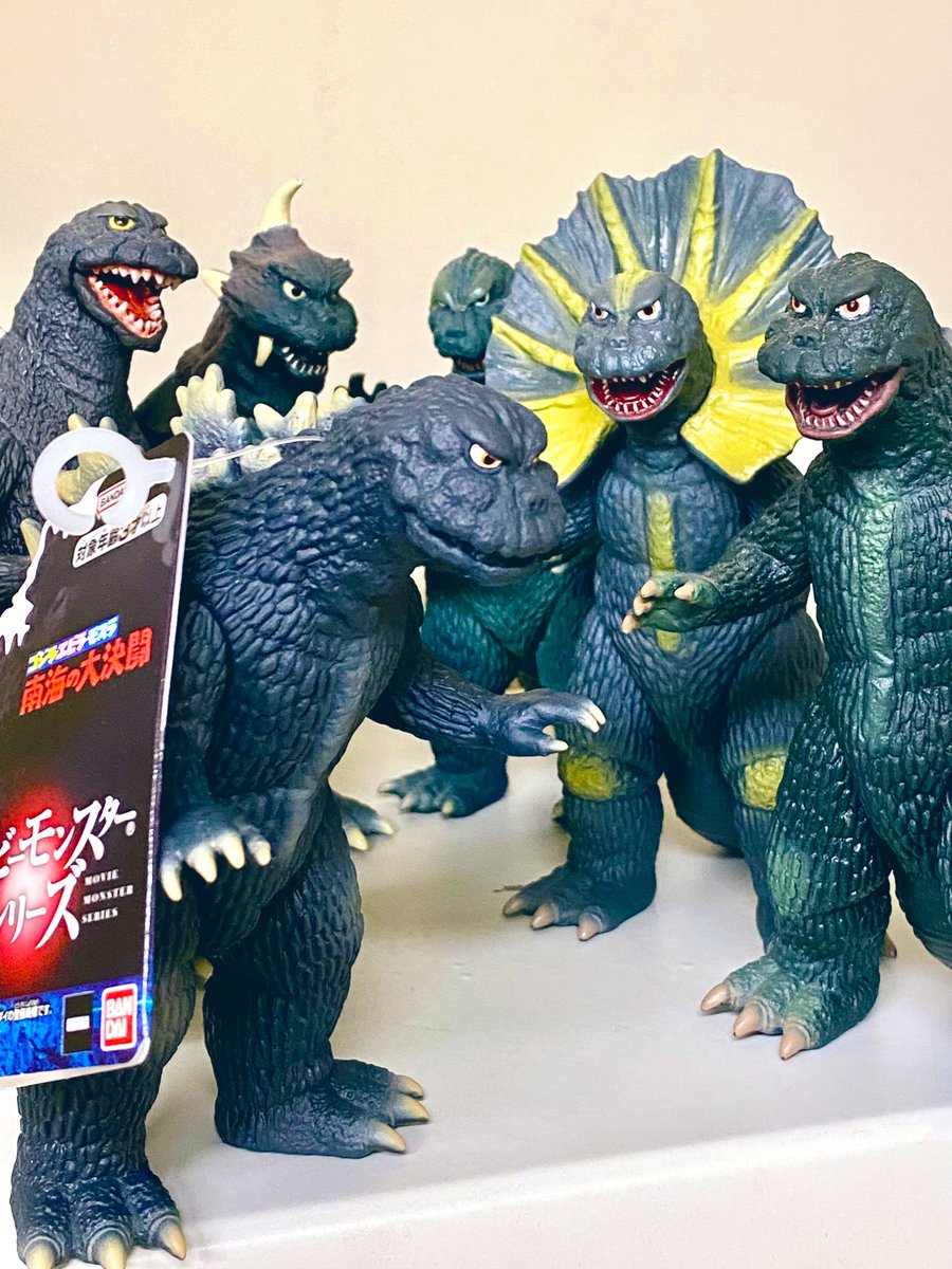 Azuti14's tweet photo. ちょろりと仕事を抜け出して

南海ゴジラを無事ゲット

モスゴジの系譜を傍に
仕事に励むなう https://t.co/RWaLdUQwcr