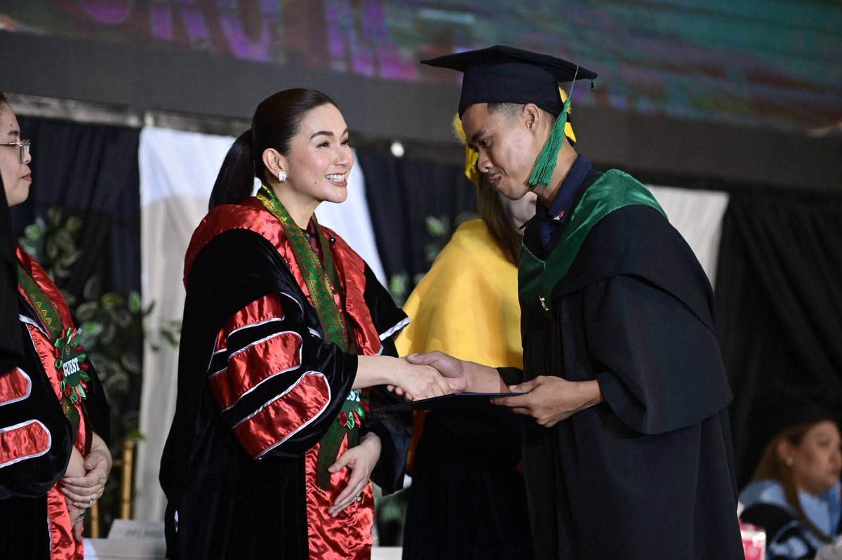 cebudailynews's tweet photo. MARIEL ATTENDED GRADUATION ON ROBIN'S BEHALF

LOOK: Senator Robin Padilla shared photos of his wife, Mariel Rodriguez, in doctoral regalia, thanking her for attending on his behalf at a graduation of criminology students in Batangas last July 7, 2026

"Saludo ako sa galing ninyong lahat!" wrote Sen. Padilla. | via Nicolo Nasol #CDNDigital

📷: Robin Padilla

For more news about Cebu and beyond, visit https://t.co/nWCmctdteW.
