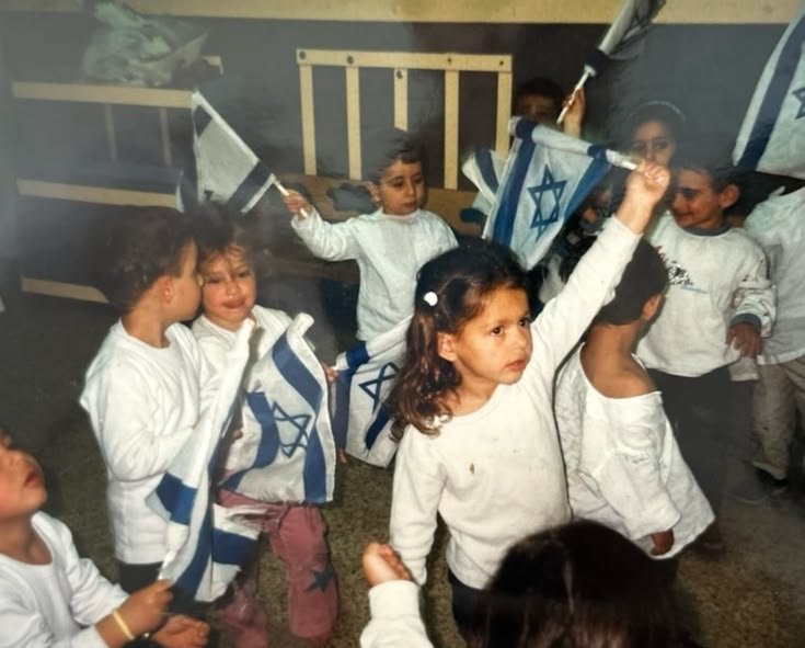 IDFMAGA's tweet photo. Raise your hand if you stand people of Israel🇮🇱. 

Need your support Don't lie. https://t.co/Rtownzjbya