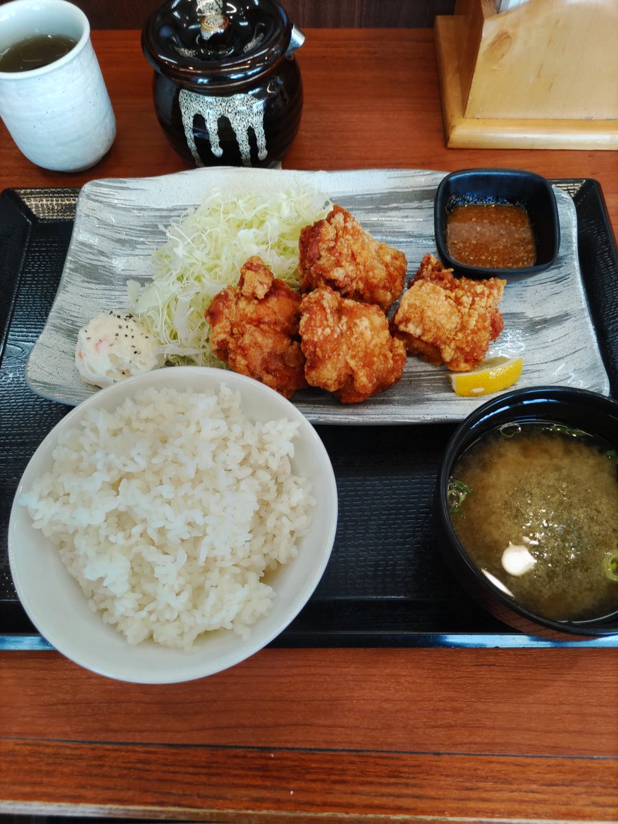 KohByakuya's tweet photo. 暑い夏こそ唐揚げだよ!

からやま
4個普通盛り
塩辛サービスあり https://t.co/6BrBctUium