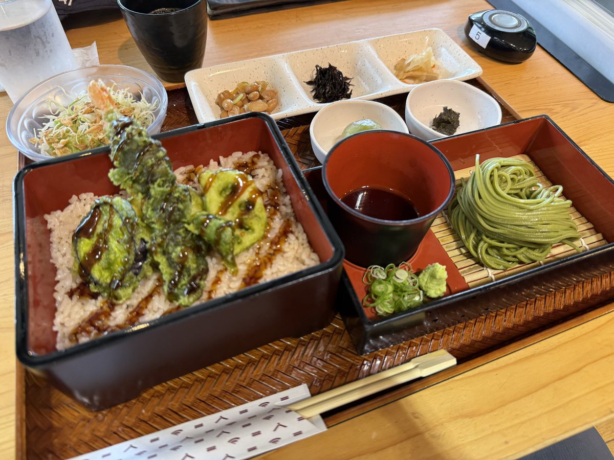 tie2's tweet photo. 並んだけど、おひとり様席があったので早かった。
茶飯に天麩羅まで茶コーティング

https://t.co/gMvKaYKT1I https://t.co/d5gdiLKRUP