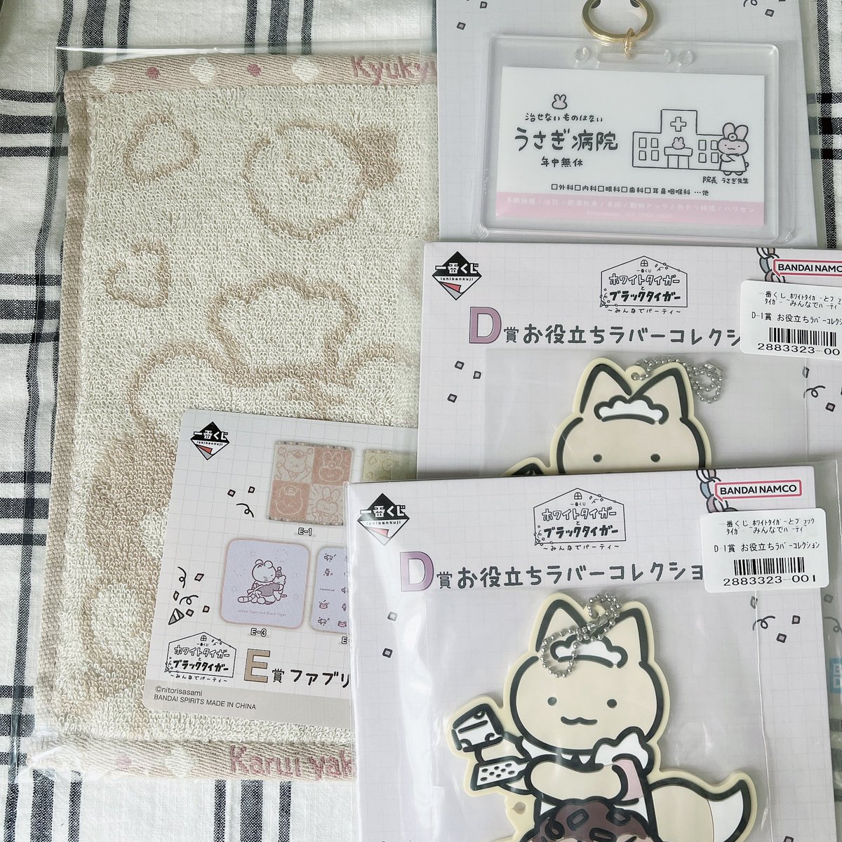 hntntrhk's tweet photo. 【交換】
一番くじ
ホワイトタイガーとブラックタイガー ～みんなでパーティ～ 

譲￤
C賞 アクリルキーホルダー
D賞　きつね
E賞 タオル（柄は写真参照）

求￤
D賞 パンダ、コースター（party）、スマホグリップ（ホワイトタイガー）

郵送希望。よろしくお願いいたします。 https://t.co/2aoOYLcR0A