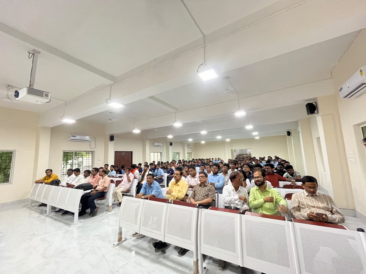 ABVPBanga's tweet photo. পশ্চিমবঙ্গ প্রাণী ও মৎস্য বিজ্ঞান বিশ্ববিদ্যালয়ের মোহনপুর ক্যাম্পাসে "রাষ্ট্রীয় বিদ্যার্থী দিবস" উপলক্ষে আয়োজিত অনুষ্ঠানে ধ্বজ উত্তোলন, বৃক্ষরোপন, আলোচনা ও সদস্যতা অভিযান। 

বিশেষভাবে উপস্থিত ছিলেন প্রদেশ সভাপতি ডাঃ মনোরঞ্জন রায় মহাশয়।

#78YearsOfABVP | #ABVPFoundationDay 
#NationalStudentsDay  | #ABVPBanga