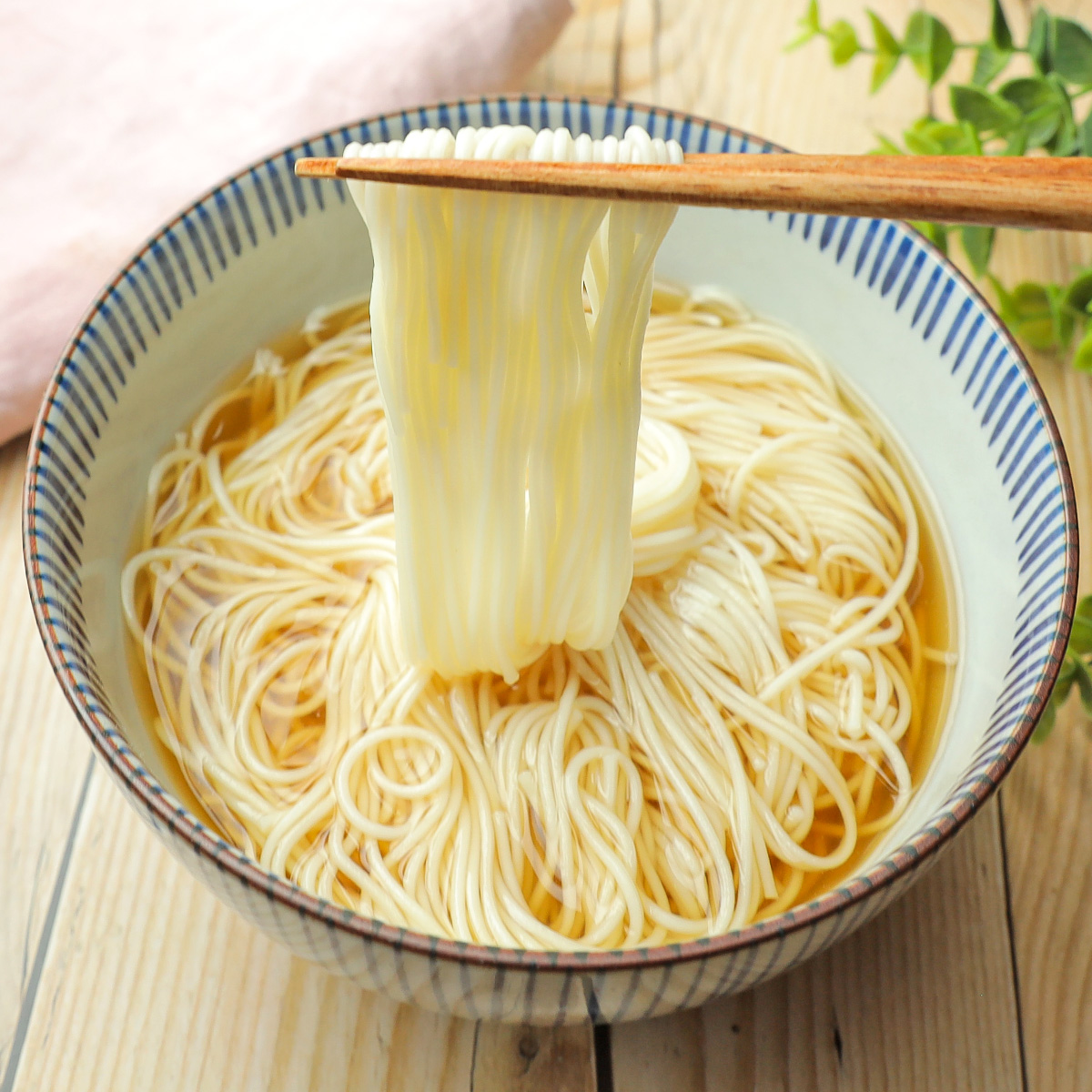 TastyJapan's tweet photo. 【そうめん、ダマされたと思ってこう食べて】ウチではめんつゆより人気❣️汁まで飲み干す無限そうめんアレンジ4選🍜

そのまま食べてもおいしいそうめん、ひと工夫でもっと楽しめるアレンジレシピを4つまとめました👍
さっぱり系からしっかり満足できる一品まで、バリエーション豊富にご紹介します😋

詳しくはリプ欄を見てね👇