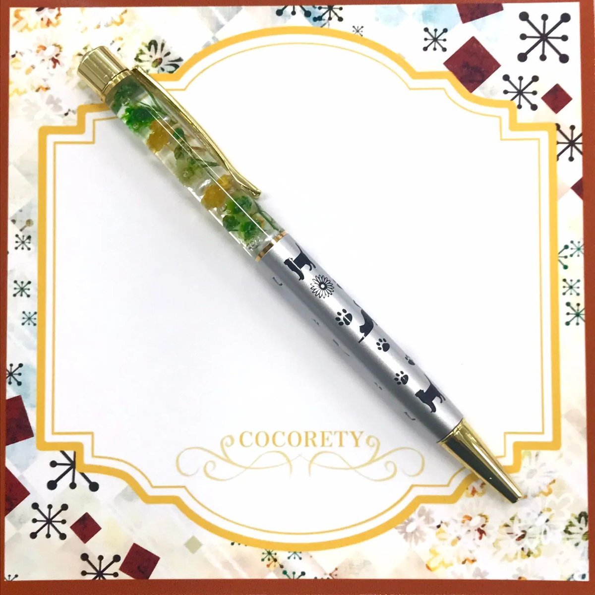 cocorety39's tweet photo. 【福祉施設制作】みっとんとん作　ボールペン　「ハーバリウムボールペン（シルバー/ネコ）」NO.4846で検索
猫のシルエットがかわいいシルバーのボールペンです。ハーバリウムの黄色い花と緑の葉が傾けると動いて癒されます。机に置くだけでおしゃれになって毎日楽しめる女性におすすめペンです￥850 https://t.co/96BvVCHN8c