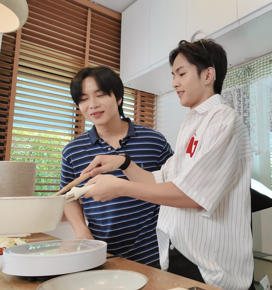 moyoo97's tweet photo. เคมีไรวะเห้ยยยยยยยยยยยยหยุดดิ้!

#ครัวอิชั้นxBUS 
#JUNGT #COPPERdechawat https://t.co/GRp0LnyEYK