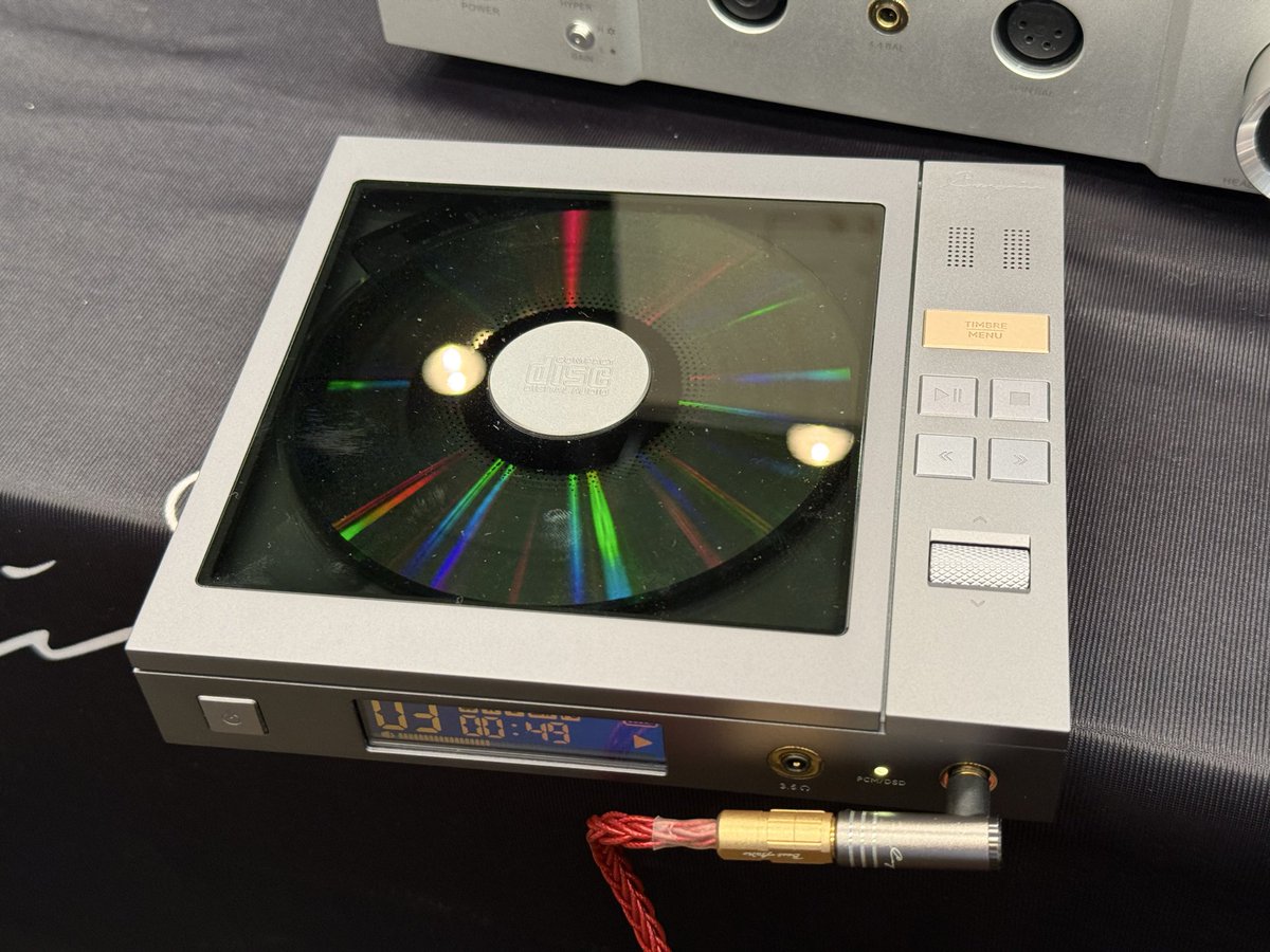 RootsJCG10's tweet photo. CayinのCDプレイヤーCP6ポータブルCDプレイヤーに真空管をぶっ込むところは流石にCayinってところか https://t.co/FlCt5vembg