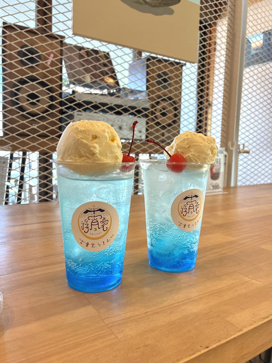 ukiyoi_inn's tweet photo. 開店！漂流古書堂うきよい🏝️

開店直後から続々とお客さまいらっしゃり、ほどよく賑わっています。BGMは大瀧詠一。

長崎の西側ということで天主堂の本を揃えております。歴史的で美しい建造物の昔と今を、光が絡まる彩色豊かな写真にてお楽しみいただけます。営業は18時まで。 https://t.co/HFFFy9VPNK