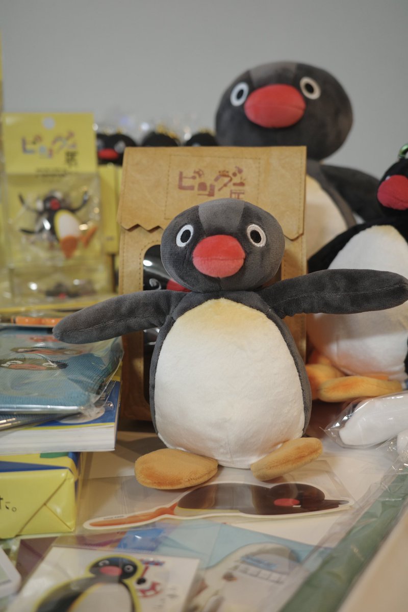 gurio_1022's tweet photo. ピングー展④
グッズ！🫶
ホットドッグはもちろん、クレイアニメモデルのちょっとシックなピングーもGET。黄色のラインがまさにクレイアニメを思い出す綺麗なグラデーションで可愛い。
小さいver、ずっと手広げてる子で可愛い(TT兄弟がよぎる)
エコバッグは怒ってるピングーにしたけど、キリリッとしてて可愛い。
背中にエコバッグいれてごめんて。
可愛いしか言わないけど可愛い。