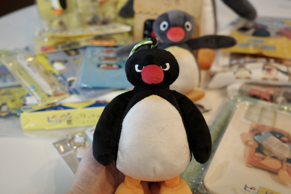 gurio_1022's tweet photo. ピングー展④
グッズ！🫶
ホットドッグはもちろん、クレイアニメモデルのちょっとシックなピングーもGET。黄色のラインがまさにクレイアニメを思い出す綺麗なグラデーションで可愛い。
小さいver、ずっと手広げてる子で可愛い(TT兄弟がよぎる)
エコバッグは怒ってるピングーにしたけど、キリリッとしてて可愛い。
背中にエコバッグいれてごめんて。
可愛いしか言わないけど可愛い。