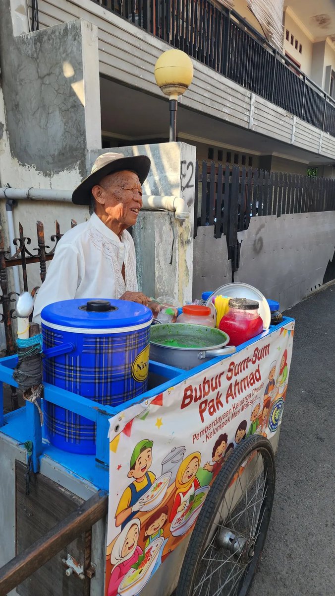 KopiSusuu23's tweet photo. Halo warga , 
Aku mau pakai x untuk bisa sharing orang2 yang membutuhkan dan mengajak teman2 disini siapa tau ada yg mau beli dagangan Bapak ini. 

Namanya pak Ahmad, beliau jualan bubur sum-sum. Rumah beliau di Bungur, Kebayoran Lama. Usianya sudah 83 tahun dan anak satu2nya merantau di Sumatera Utara. Dari jaman aku SD beliau udh sering lewat depan rumahku.
cc: aninditamlsn